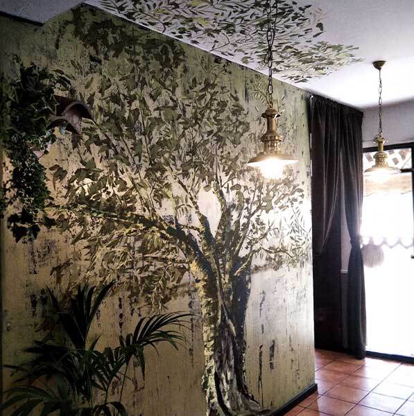 Detalle de un árbol pintado a mano en un mural
