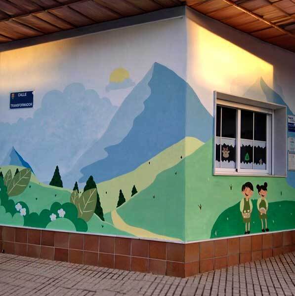 Fachada principal de guardería con paisages y dibujos infantiles