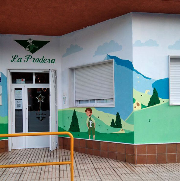 Fachada principal de guardería con paisages y dibujos infantiles
